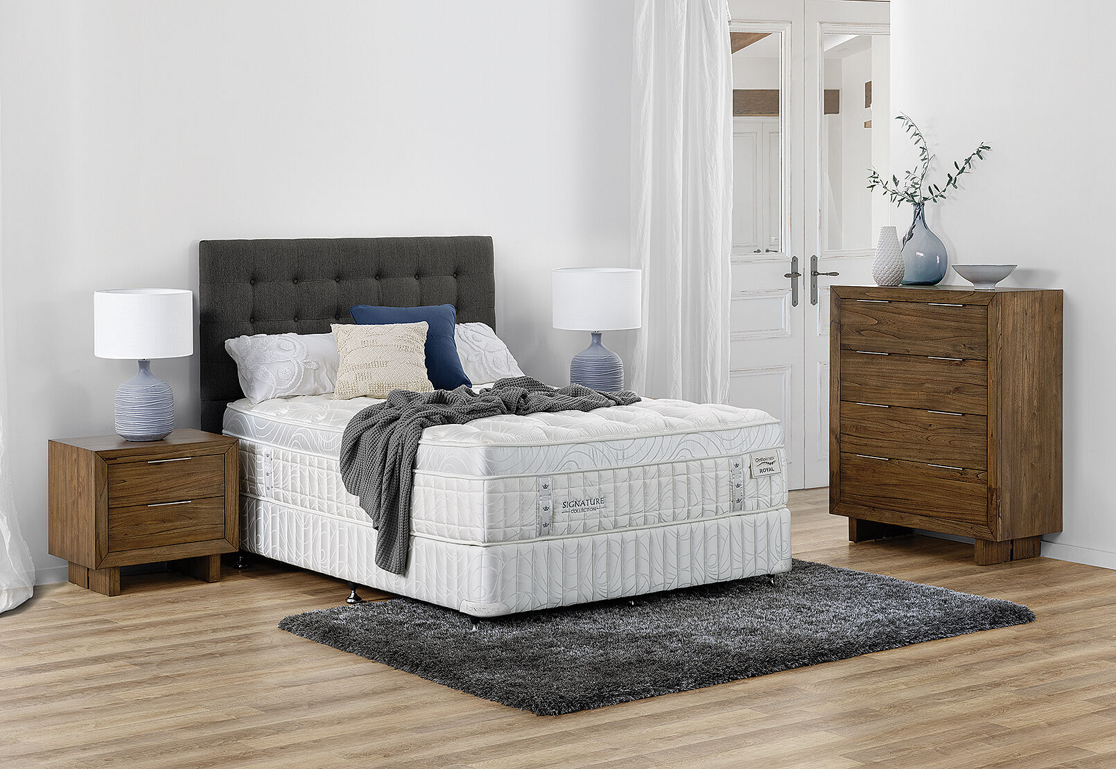 Queen bed store ensembles