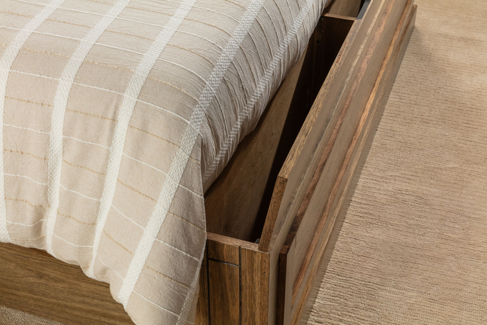 MATTEO - 4 Piece King Bed Dresser Suite MATTEO
